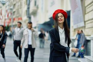 felicidad mujer saltos y carreras, seguir yo camina camina en el ciudad en contra el fondo de oficina edificios, elegante de moda Clásico ropa y constituir, primavera caminar, viajar. foto