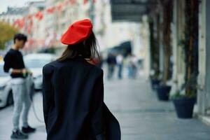 Happiness woman walks walks in the city against the backdrop of office buildings, stylish fashionable vintage clothes and make-up, spring walk, travel. photo