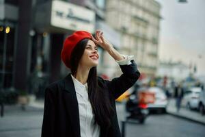 mujer sonrisa con dientes turista camina en el ciudad aprendizaje el historia y cultura de el lugar, elegante de moda ropa y constituir, primavera caminar, viajar, metrópoli. foto