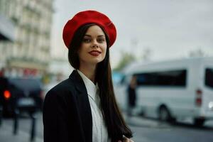 mujer sonrisa con dientes turista camina en el ciudad aprendizaje el historia y cultura de el lugar, elegante de moda ropa y constituir, primavera caminar, viajar, metrópoli. foto