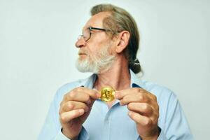Portrait elderly man cryptocurrency bitcoin investment light background photo