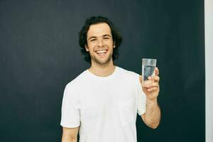 atractivo hombre transparente vaso de agua salud aislado antecedentes foto