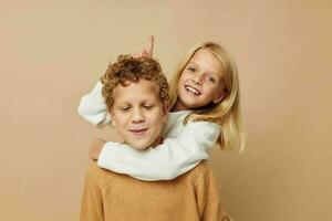 retrato de linda niños en suéteres juntos divertido aislado antecedentes foto