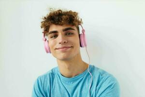 hermoso joven hombre en azul camisetas rosado auriculares Moda aislado antecedentes foto