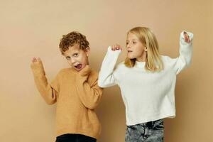 chico y niña gesticular con su manos juntos estilo de vida inalterado foto