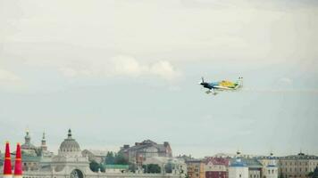 Kazan, Russisch federatie, juni 14, 2019 - extreem stunts van een sport- vlak Bij de Kazan lucht show, 2019. video