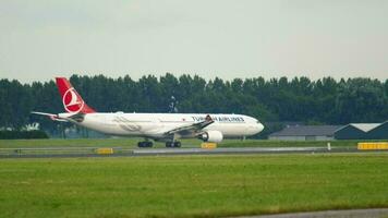 amsterdam, de nederländerna juli 24, 2017 - boeing 777 turkiska flygbolag avresa från schiphol flygplats, amsterdam. plan är taxning till de bana för avresa video