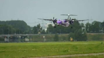 amsterdam, de nederländerna juli 27, 2017 - flybe bombardier rusa 8 402q turboprop regional trafikflygplan landning på schiphol internationell flygplats ams. flybe är en brittiskt flygbolag. video