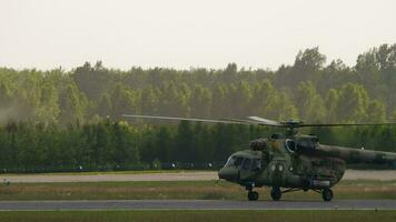 novosibirsk, Rússia Junho 17, 2020 - militares helicóptero mi 8 taxiando a pista dentro novosibirsk, tolmachevo. militares aeronave video