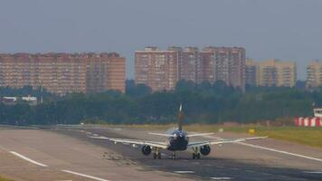 Moskau, Russisch Föderation September 12, 2020 - - Rückseite Aussicht von ein Flugzeug rollen auf das Runway von Scheremetjewo. aeroflot Fluggesellschaften nimmt aus von Scheremetjewo Flughafen svo video