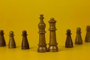 ocho piezas realista reina en brillante amarillo antecedentes con Copiar espacio. ajedrez pedazo. mínimo creativo batalla concepto. 3d hacer 3d ilustración foto