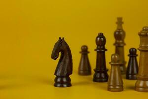 negro ajedrez piezas en aislado amarillo fondo, usado para éxito y estrategia conceptos por jugando ajedrez foto