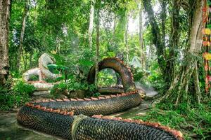 serpiente Rey de nagas en tailandia.naga o serpiente estatua foto
