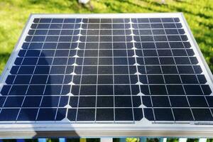 un pequeño solar panel instalado en el patio de el casa foto