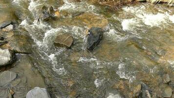 acqua che scorre sulle rocce video