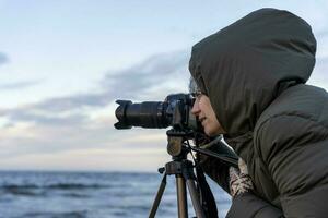 hembra fotógrafo toma imágenes con un cámara foto