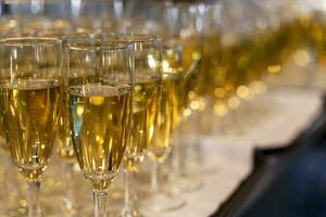 muchos hermosa lentes de champán durante un fiesta en el mesa foto