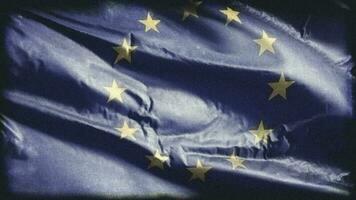 retro alt europäisch Union Flagge winken auf das Wind. alt Jahrgang Banner schwankend auf das Brise. nahtlos Schleife. video