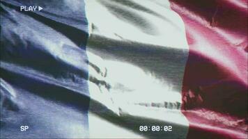 vhs vídeo casette grabar Francia bandera ondulación en el viento. falla ruido con hora mostrador grabación francés bandera balanceo en el brisa. sin costura bucle. video