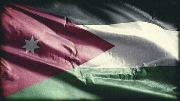 retro envelhecido Jordânia bandeira acenando em a vento. velho vintage bandeira balançando em a brisa. desatado laço. video