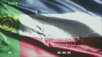 vhs vidéo casette record kakassie drapeau agitant sur le vent. pépin bruit avec temps compteur enregistrement khakassky bannière balancement sur le brise. sans couture boucle. video