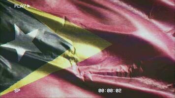 vhs vídeo casette grabar este Timor bandera ondulación en el viento. falla ruido con hora mostrador grabación bandera balanceo en el brisa. sin costura bucle. video