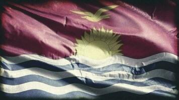 retro envelhecido Kiribati bandeira acenando em a vento. velho vintage kiribat bandeira balançando em a brisa. desatado laço. video