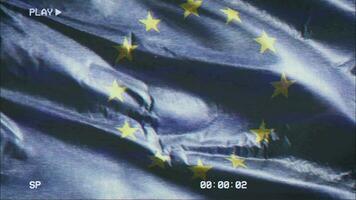 vhs Video Kassette Aufzeichnung europäisch Union Flagge winken auf das Wind. Panne Lärm mit Zeit Zähler Aufzeichnung Banner schwankend auf das Brise. nahtlos Schleife.