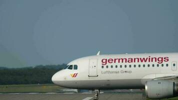 dusseldorf, Germania luglio 21, 2017 - germanwings airbus 320 d aipw prima partenza. dusseldorf aeroporto video