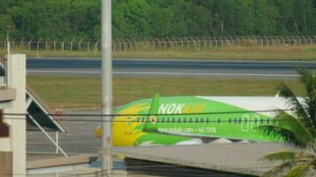 phuket, Tailandia noviembre 27, 2016 - nok aire boeing 737 hs dbr, llegado a el aeropuerto y Taxi a el terminal en el phuket aeropuerto hkt. turismo y viaje concepto video