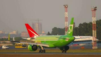 NOVOSIBIRSK, RUSSIAN FEDERATION JUNE 10, 2020 - S7 Airlines Airbus A320 airliner braking on runway after landing at Tolmachevo Airport, Novosibirsk video