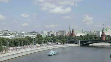 Moskou stad. Russisch federatie-07-19-2017. visie Aan Moskou het kremlin gedurende zomer dag, van groot steen brug. video