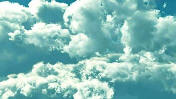 volante nel nuvole luce del giorno volare sopra il nuvole con Questo realistico nube. voi può uso Questo come un' video sfondo volante passato il telecamera.