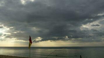 tarde panorama de a oceano. cinzento nuvens sobre a mar, Tempo lapso. video