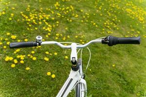 bicicleta manillar con campana y velocidad cambiar de cerca foto