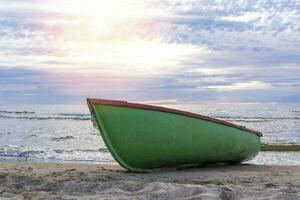 de madera pescar barco tirado sobre el arena de el apuntalar de el mar bahía foto