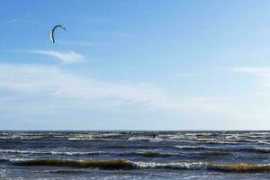 surf de vela a mar mientras ejecutando trucos. libertad, fortaleza, Sueños. foto