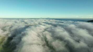 aéreo ver encima nubes y montañas a amanecer video