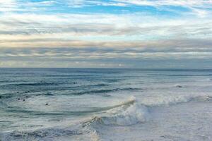 el línea costera de Portugal es el mejor sitio a relajarse. grande olas en el atlántico Oceano para surf y meditación. foto