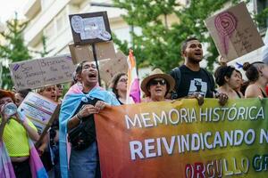 granada, España. junio 26, 2023. diversidad de personas a lgbtq orgullo demostración foto