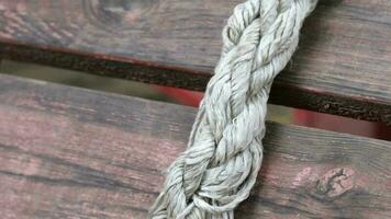 antiguo cuerda con un nudo en un de madera superficie. de cerca video