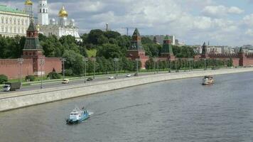 Moskau Stadt. Russisch Föderation 19.07.2017. Aussicht auf Moskau Kreml während Sommer- Tag, von groß Stein Brücke. video