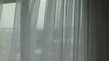 Weiß transparent voile beim das Fenster video