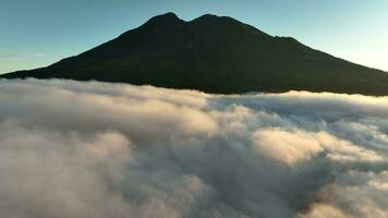 antenne visie van monteren lawu bovenstaand de wolken Bij zonsopkomst, Indonesië video