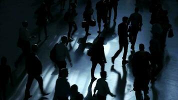 irreconocible anónimo personas caminando en el ciudad calles video