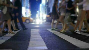 peatones caminando en concurrido urbano calle desplazamientos a trabajo video