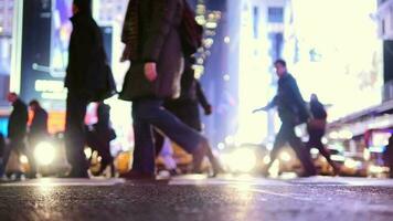 pedestres caminhando em lotado urbano rua pendulares para trabalhos video