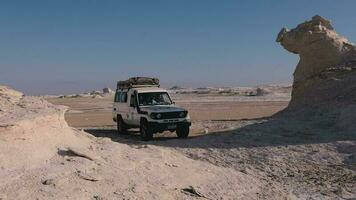 bahariya, Egypte - november 23, 2021, suv in de wit woestijn van bahariya, Egypte video