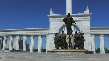 astana, kazakhstan - september 29, 2022, kazakh människor monument i de Centrum av nursultan, kazakhstan video