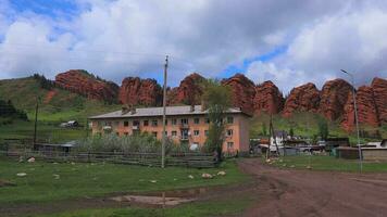 molo oguz, Kyrgyzstan - settembre 13, 2022 colorato autentico villaggio nel molo oguz, Kyrgyzstan video